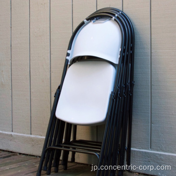 イベント用の金属フレームの白いプラスチック製の折りたたみ椅子